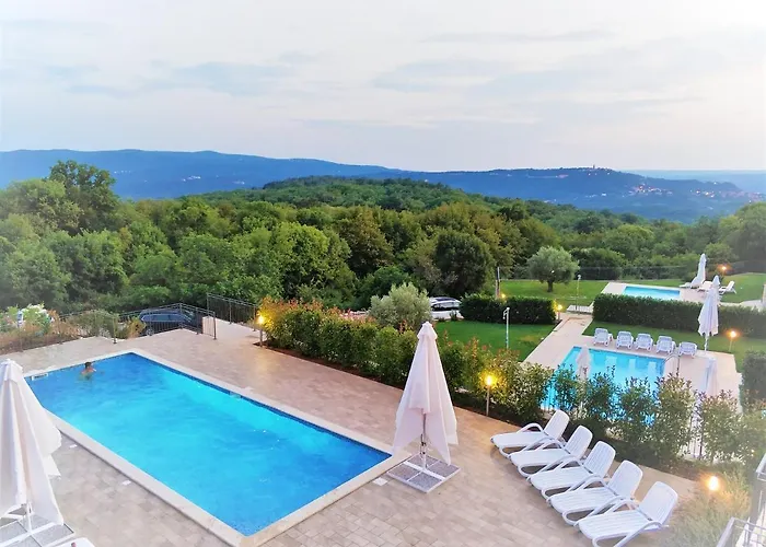 Charming In With Shared Pool * Ripenda Kras