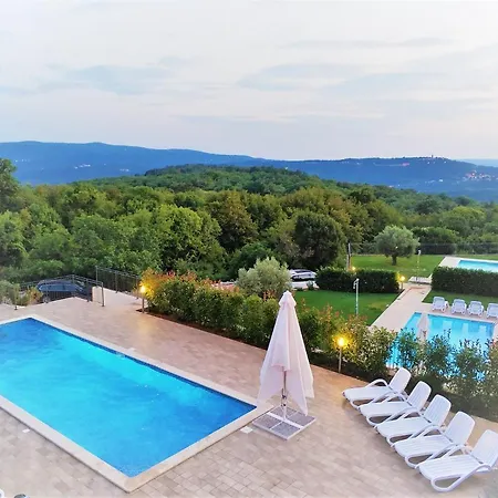 Vicani Villa: Spacious With Pool * Ripenda Kras