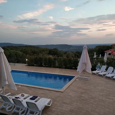 Vicani Villa: Spacious With Pool Apartman *